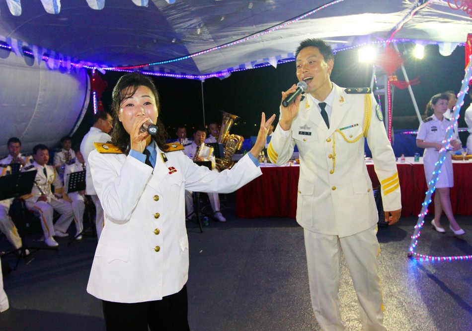 中朝兩國海軍官兵舉行體育文藝聯歡活動
