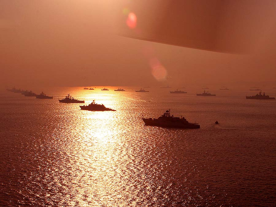 印度海軍舉行海上閱兵大量戰艦海上編隊場面壯觀