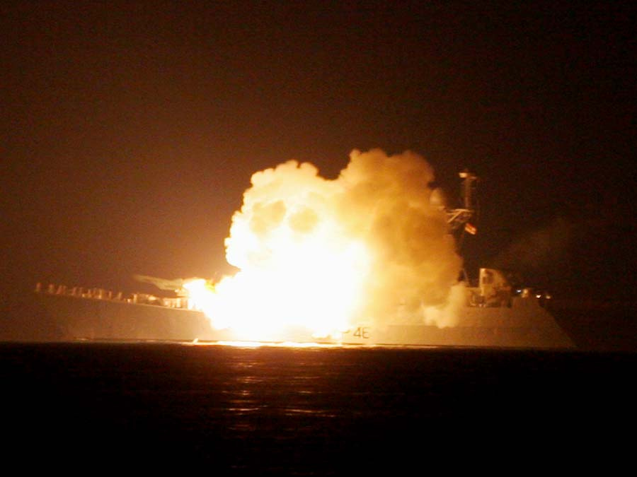 印度海軍舉行海上閱兵大量戰艦海上編隊場面壯觀