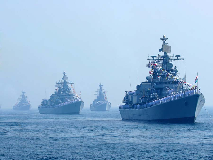 印度海軍舉行海上閱兵大量戰艦海上編隊場面壯觀