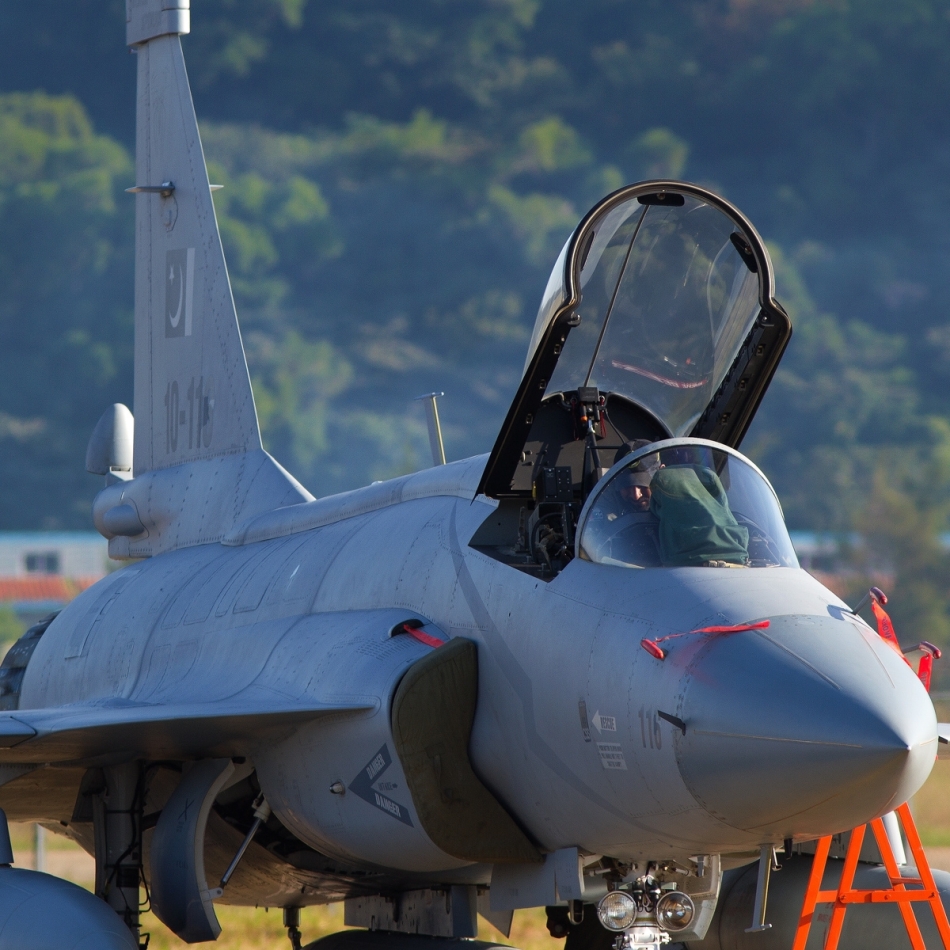 近看成飛國產梟龍戰機工藝相當不錯