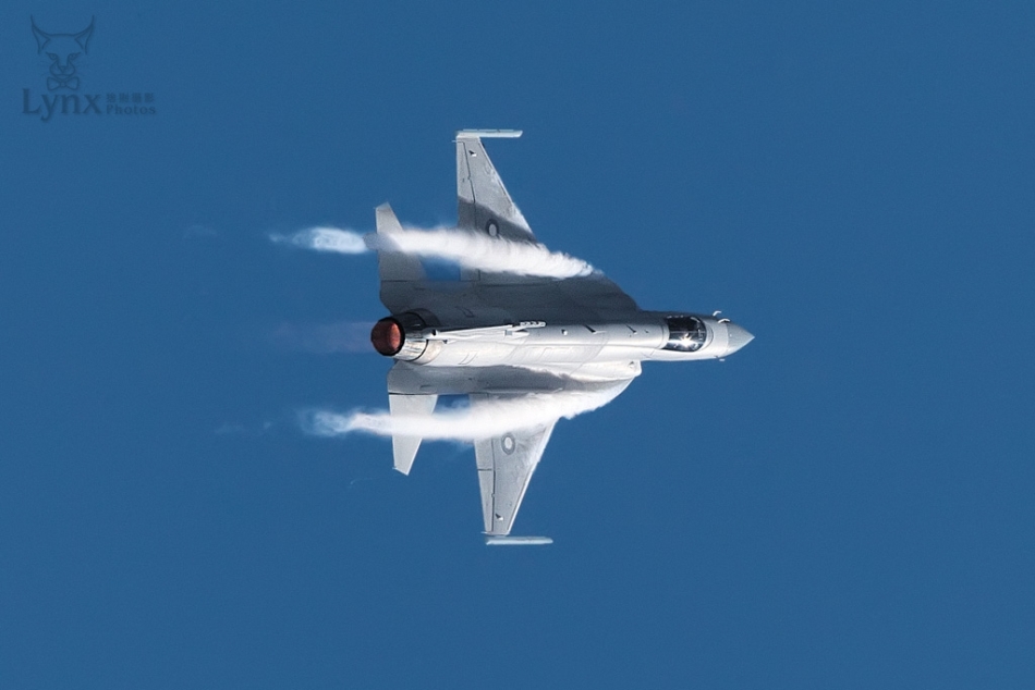 近看成飛國產梟龍戰機工藝相當不錯