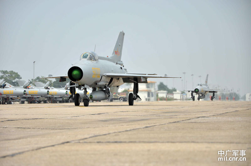 中國空軍駐西南二代戰機群升空練實戰