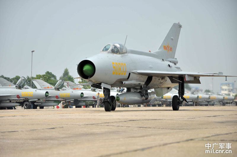 中國空軍駐西南二代戰機群升空練實戰