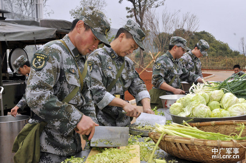 成都军区舟桥部队举行炊事班大锅菜比武 _高清图集_新浪网