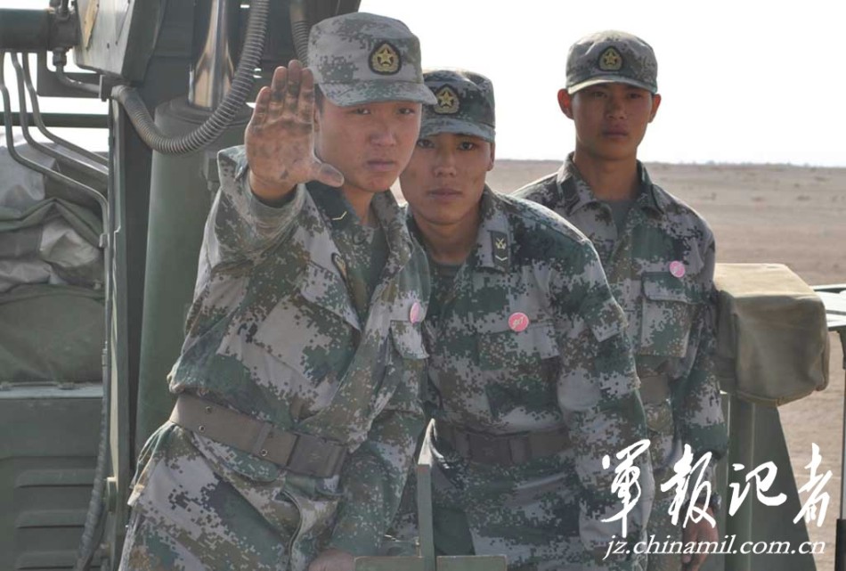 廣州軍區重型火箭炮部隊進大漠戈壁練精兵