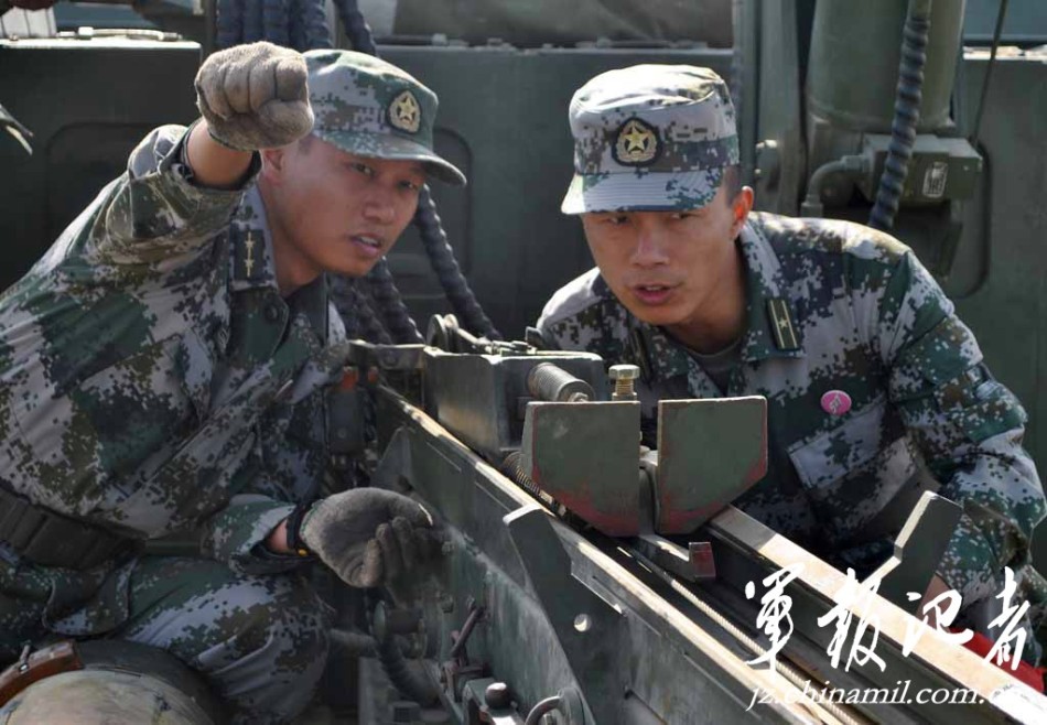 廣州軍區重型火箭炮部隊進大漠戈壁練精兵