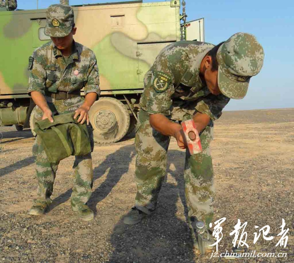 廣州軍區重型火箭炮部隊進大漠戈壁練精兵