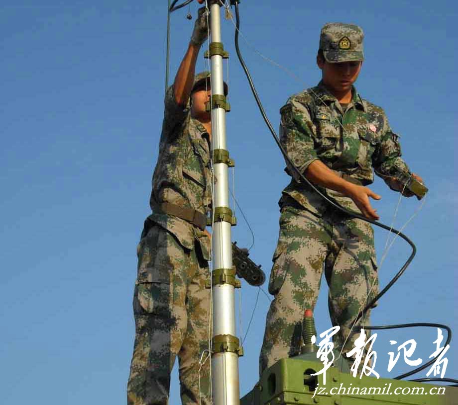 廣州軍區重型火箭炮部隊進大漠戈壁練精兵