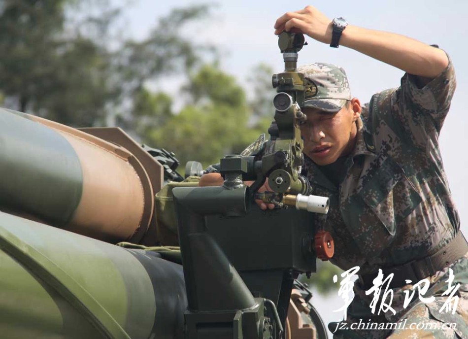 廣州軍區重型火箭炮部隊進大漠戈壁練精兵