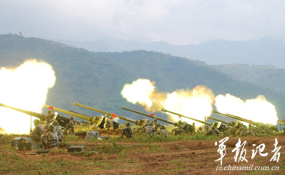 高清圖 我軍炮兵旅高原實彈射擊提高火力打擊能力