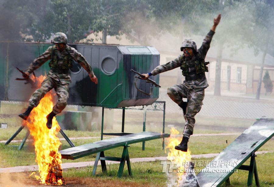 濟南軍區裝甲部隊模擬實戰環境強化士兵心理素質