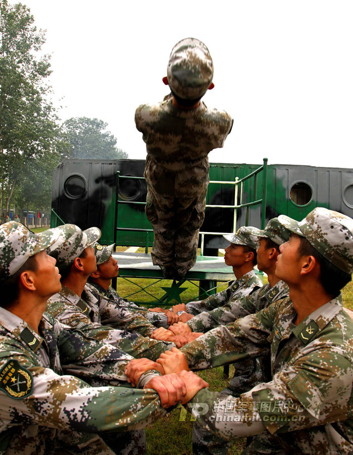 濟南軍區裝甲部隊模擬實戰環境強化士兵心理素質