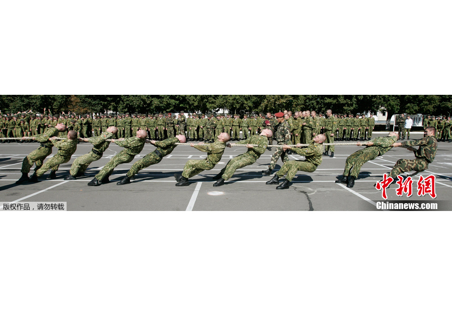 白俄羅斯特種兵展示鐵頭功慶祝特種部隊日