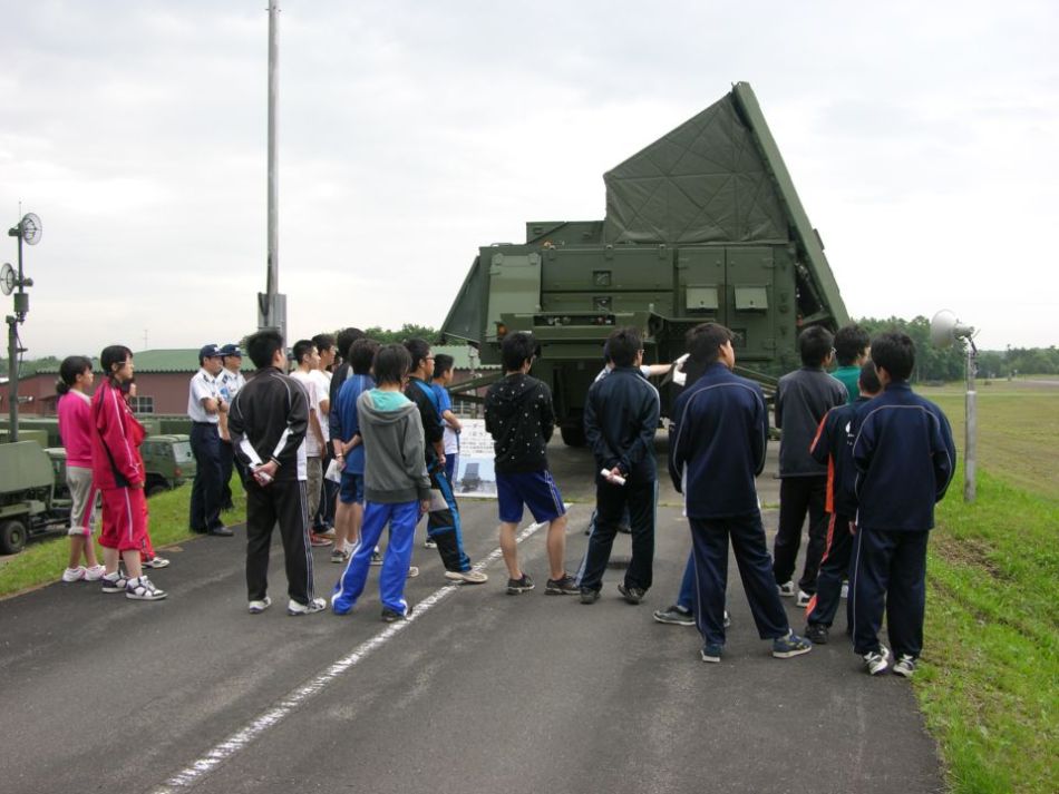 日本陸上自衛隊對學生開放愛國者II防空導彈陣地