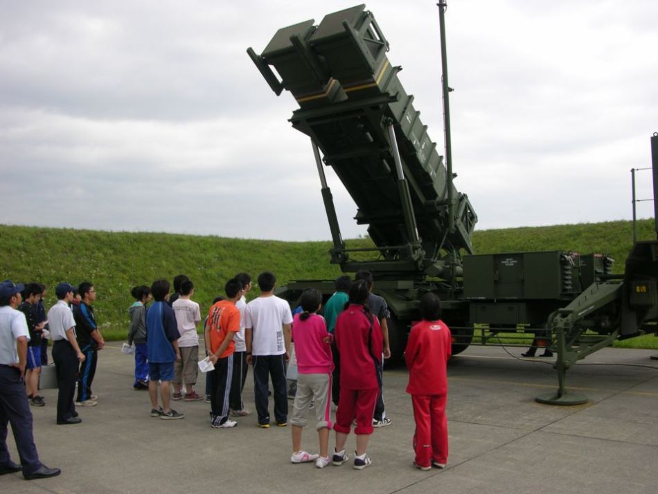 日本陸上自衛隊對學生開放愛國者II防空導彈陣地