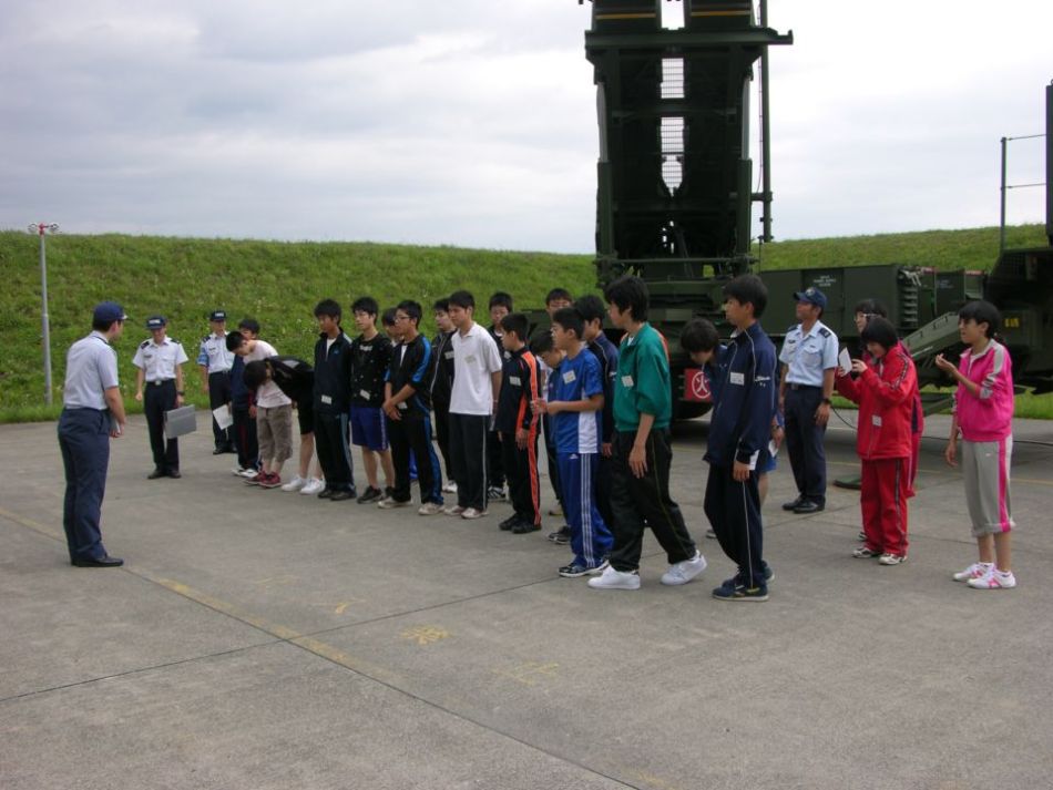 日本陸上自衛隊對學生開放愛國者II防空導彈陣地