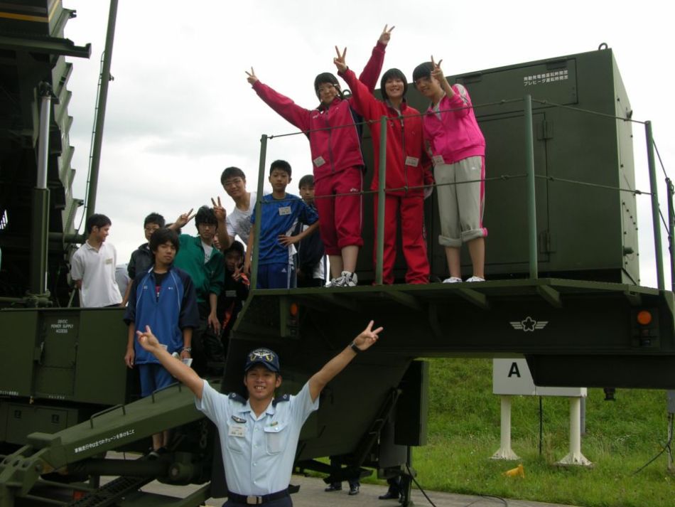 日本陸上自衛隊對學生開放愛國者II防空導彈陣地
