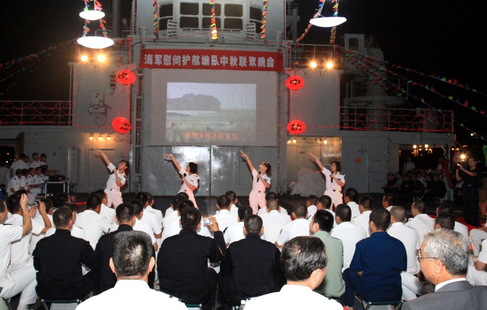 中國第九批護航編隊官兵在沙特吉達港慶中秋