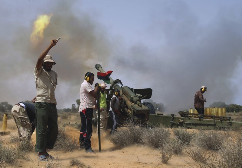 利比亚当局武装动用130毫米炮群攻击卡扎菲家