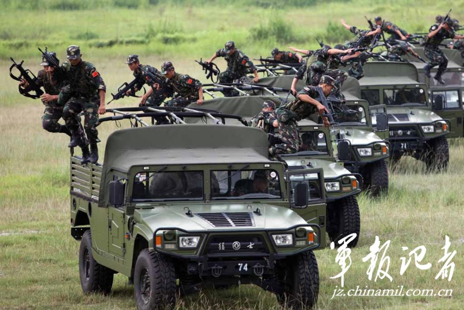 组图:广州军区特种兵苦练两栖作战能力_战友