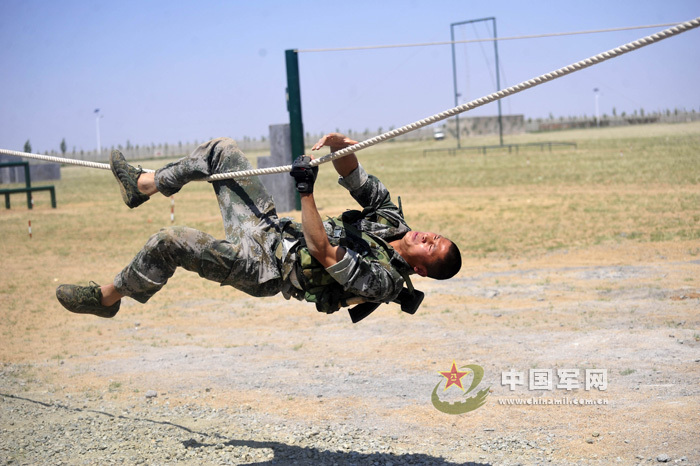 北京军区特种兵体能训练扛沉重圆木抬弹药箱_高清图集