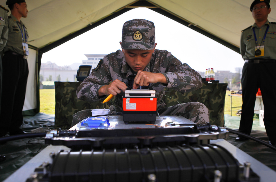 通信兵在进行收放线比赛