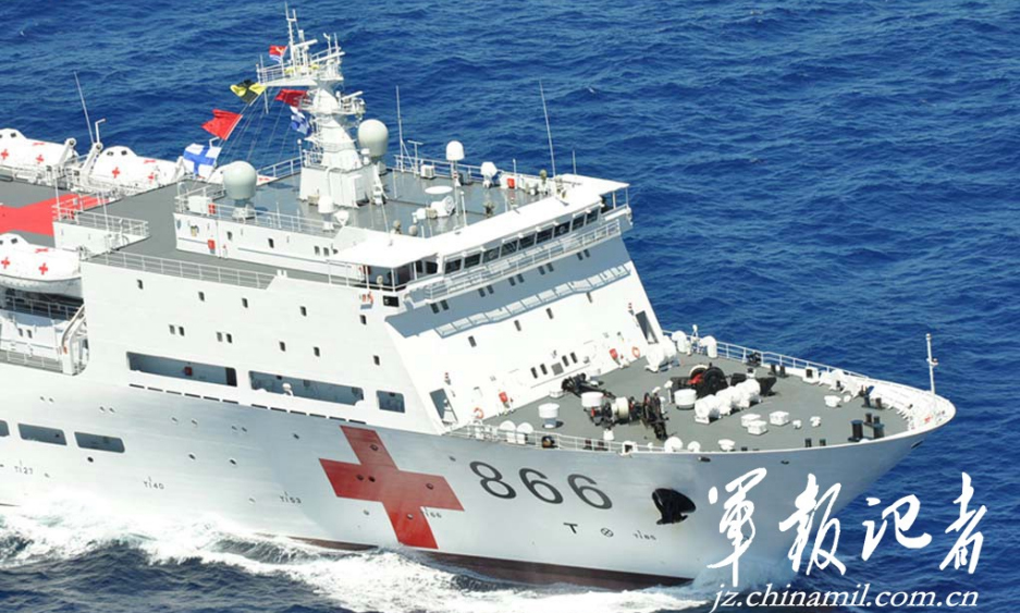 太平洋上航拍"和平方舟"与舰载救护直升机