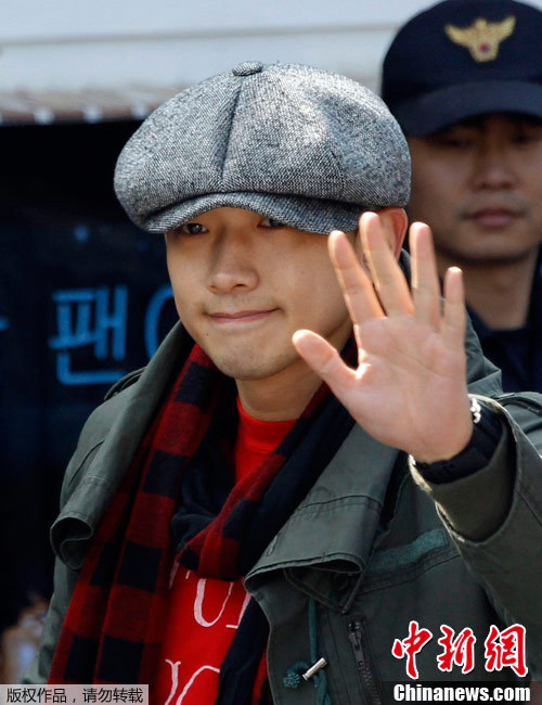 韩国明星rain正式入伍将在陆军部队服役两年 -