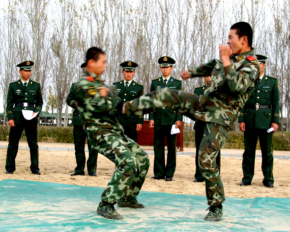 辽宁武警部队组织千人百车拉练考核作战力 - 新