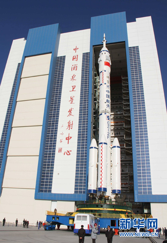 组图:中国神舟8号飞船火箭组合体开始垂直转运