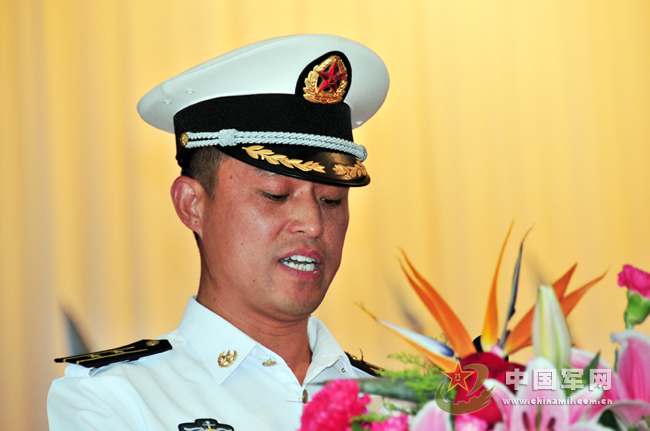 "海口"舰舰长邵曙光发言