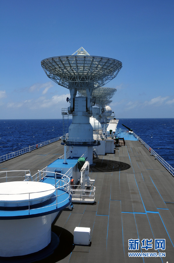 中国远望六号测量船舰载测控与通信天线亮相_