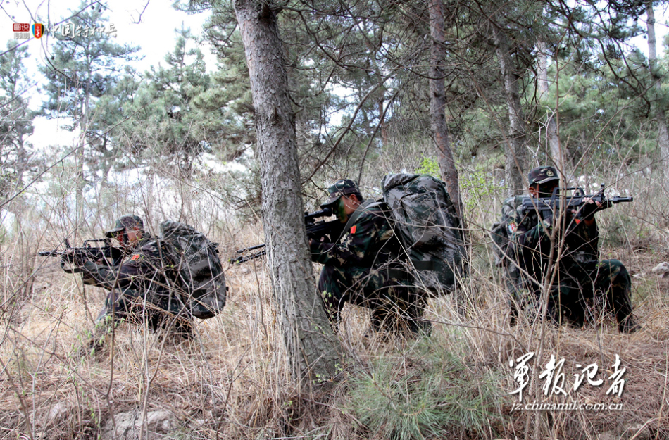 刀锋:沈阳军区特种兵大队演练山林地侦察作战