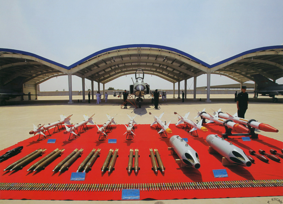 解放军海航歼八F战机部队展示外挂武器