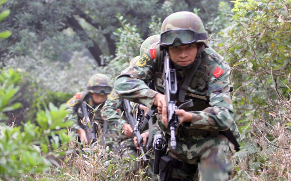 浙江武警黑豹快反部队进深山练反恐作战