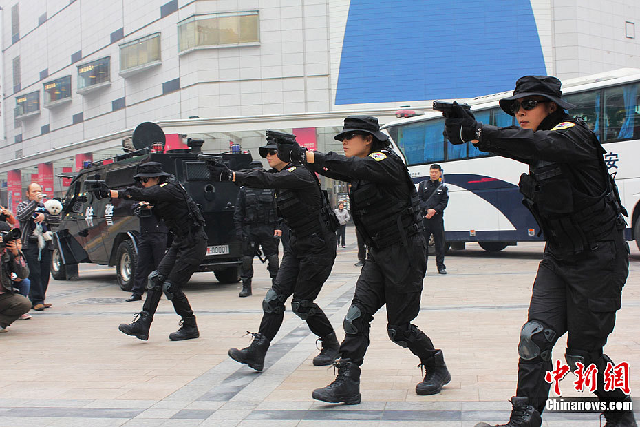 成都黑豹女子特警队员持95步枪92式手枪上路