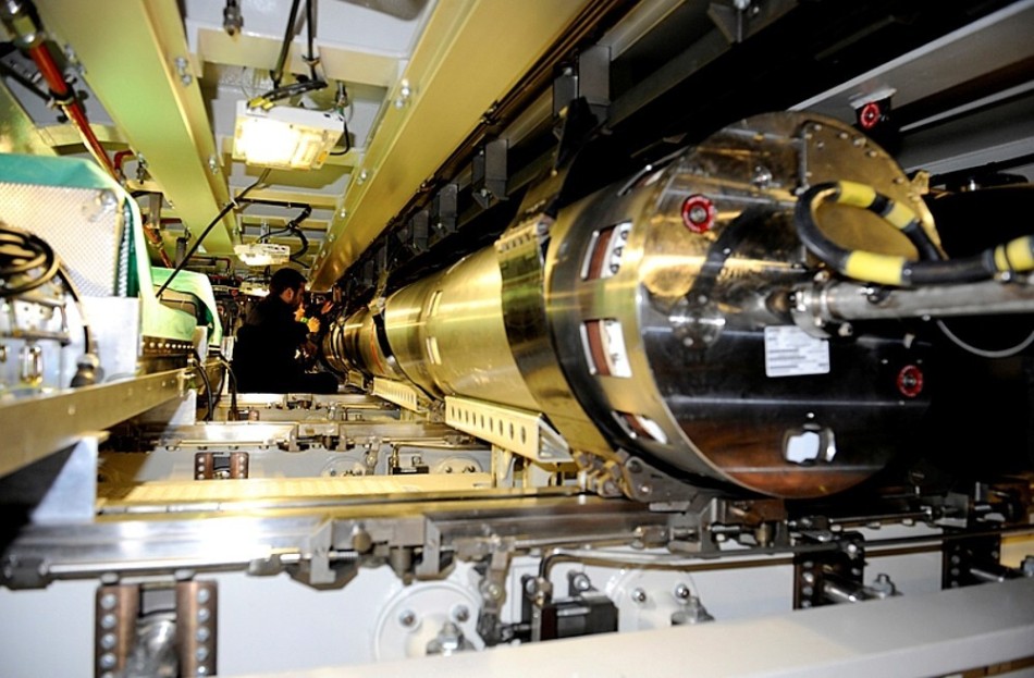 英国海军机敏级核潜艇首次成功发射战斧巡航导