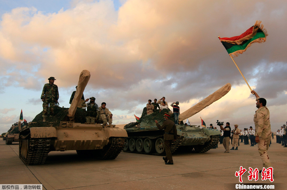 组图:利比亚举行阅兵式 庆祝国家军队建立_阅