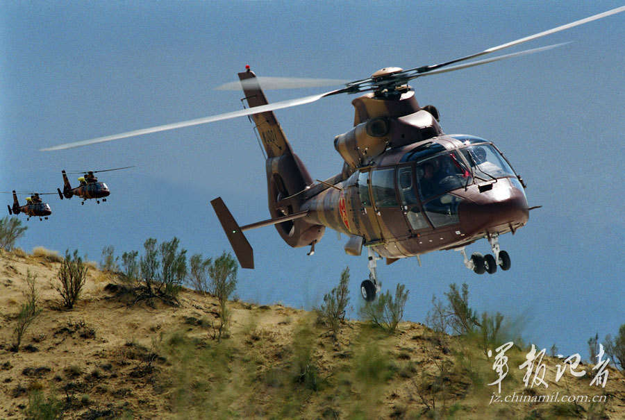 新疆武警直升机大队成军与陆上部队协同演练_