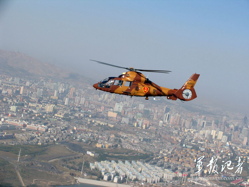 新疆武警直升机大队成军与陆上部队协同演练