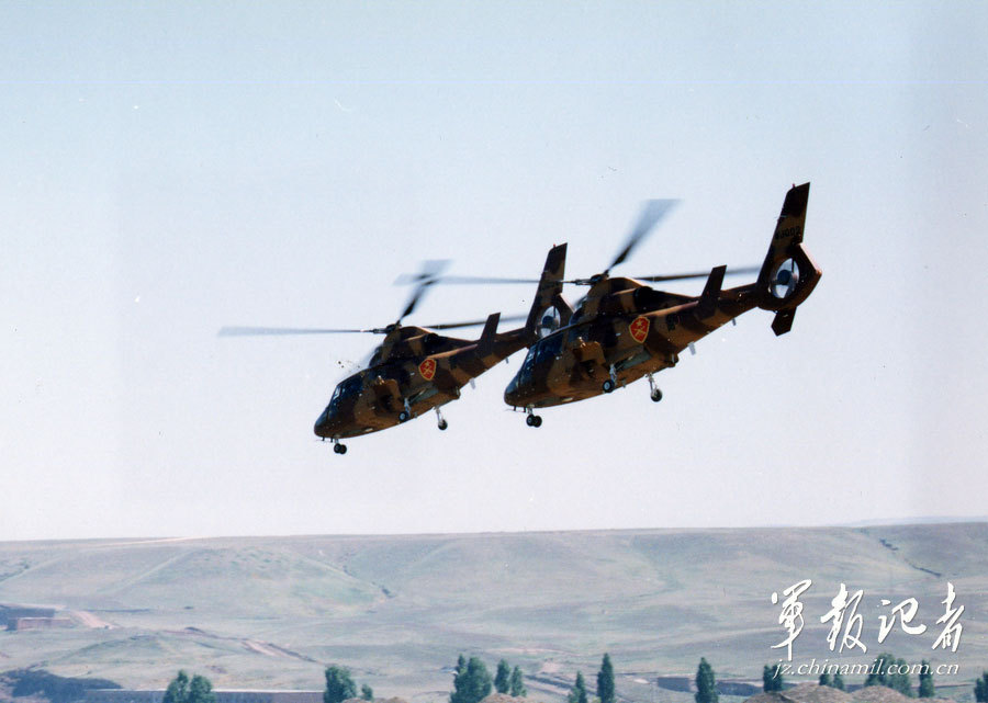 新疆武警直升机大队成军与陆上部队协同演练_