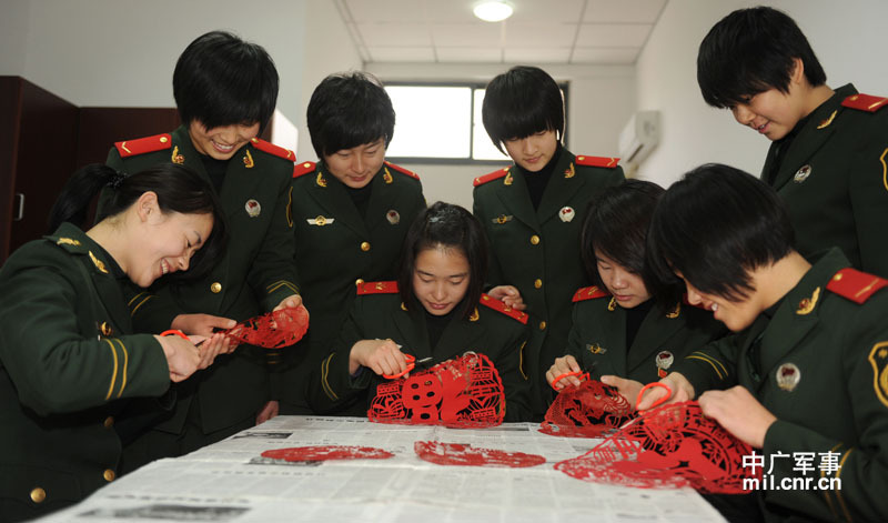组图:驻安徽<em>武警部队女兵</em>剪纸庆元旦迎新年_女