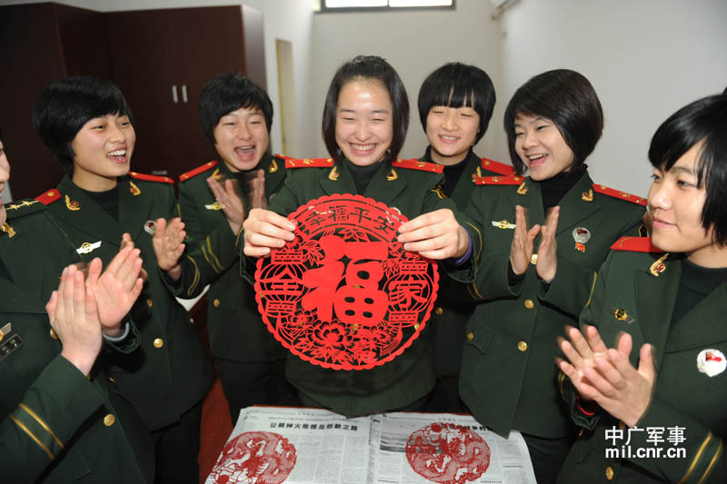 组图:驻安徽武警<em>部队女兵</em>剪纸庆元旦迎新年_女