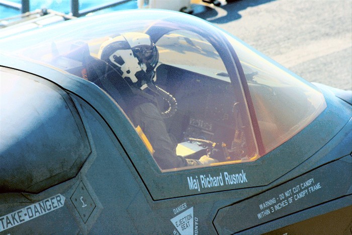  美军 F-35战机用跨时代科技头盔空战仿佛在游