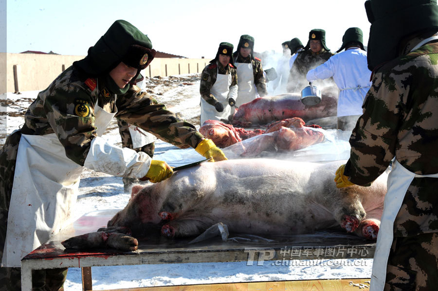 拉练新兵<em>杀猪</em>改善伙食