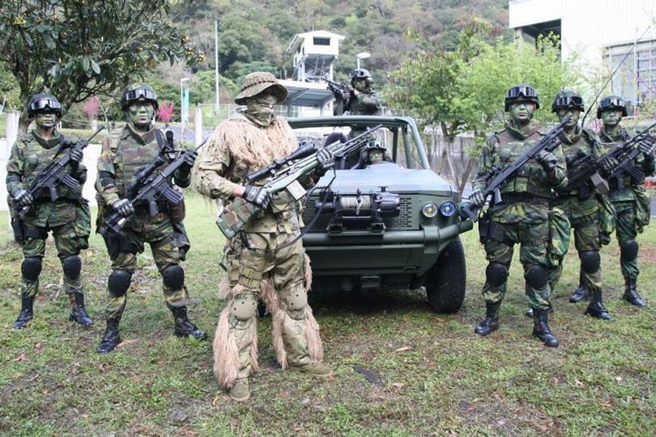  台军 展示自研战术突击车 外露面积大基本无防