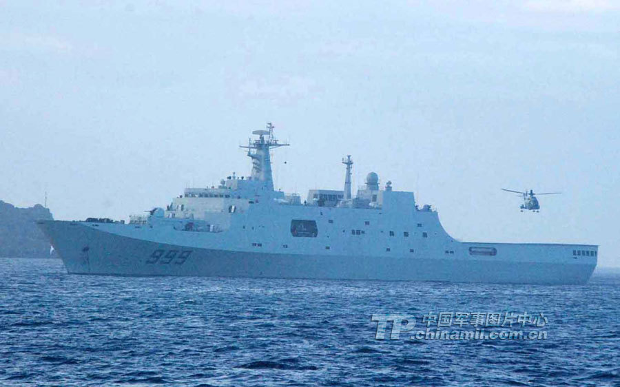 南海舰队最新型999号船坞登陆舰参加实战演练
