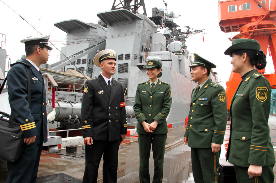 青島邊檢勤務組登俄艦為其辦理入境手續