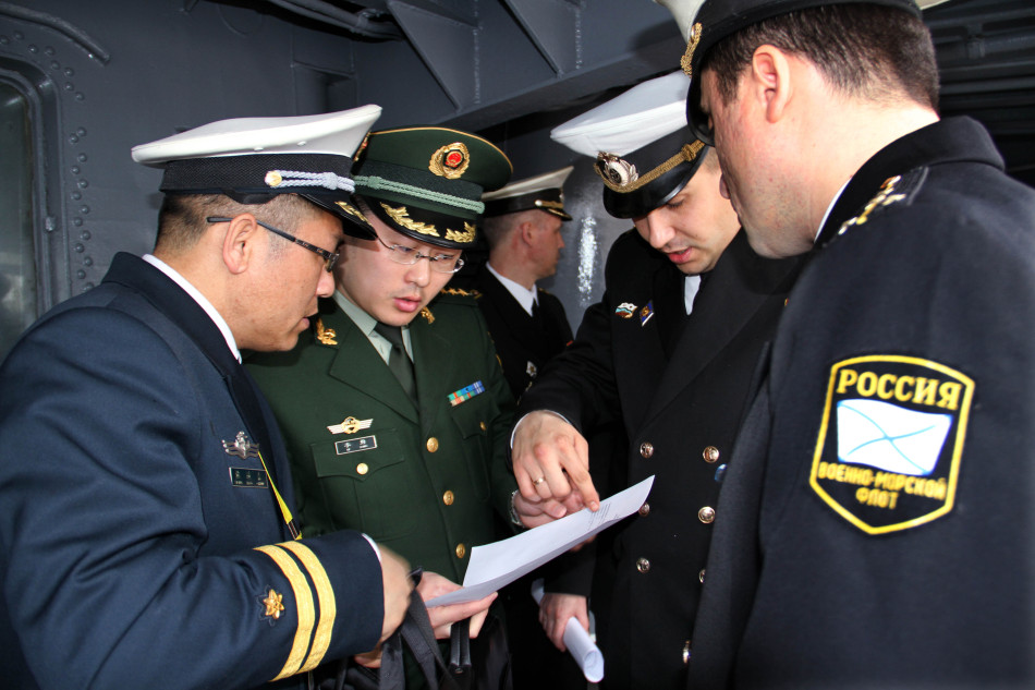 青島邊檢勤務組登俄艦為其辦理入境手續